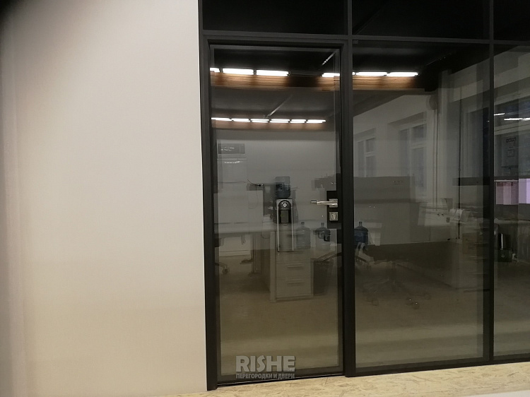 Стеклянные двойные офисные перегородки и двери в черном профиле Slim (13).jpg